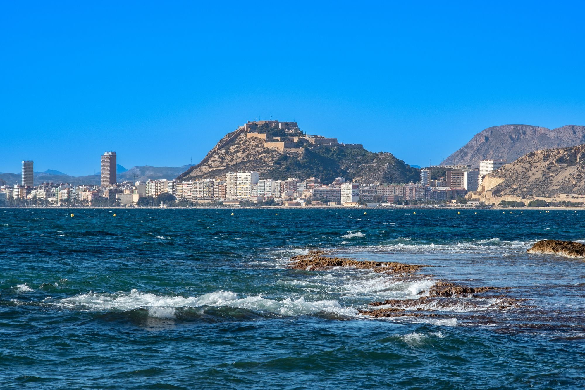 Bahía de Alicante con el castillo de Santa Bárbara al fondo
