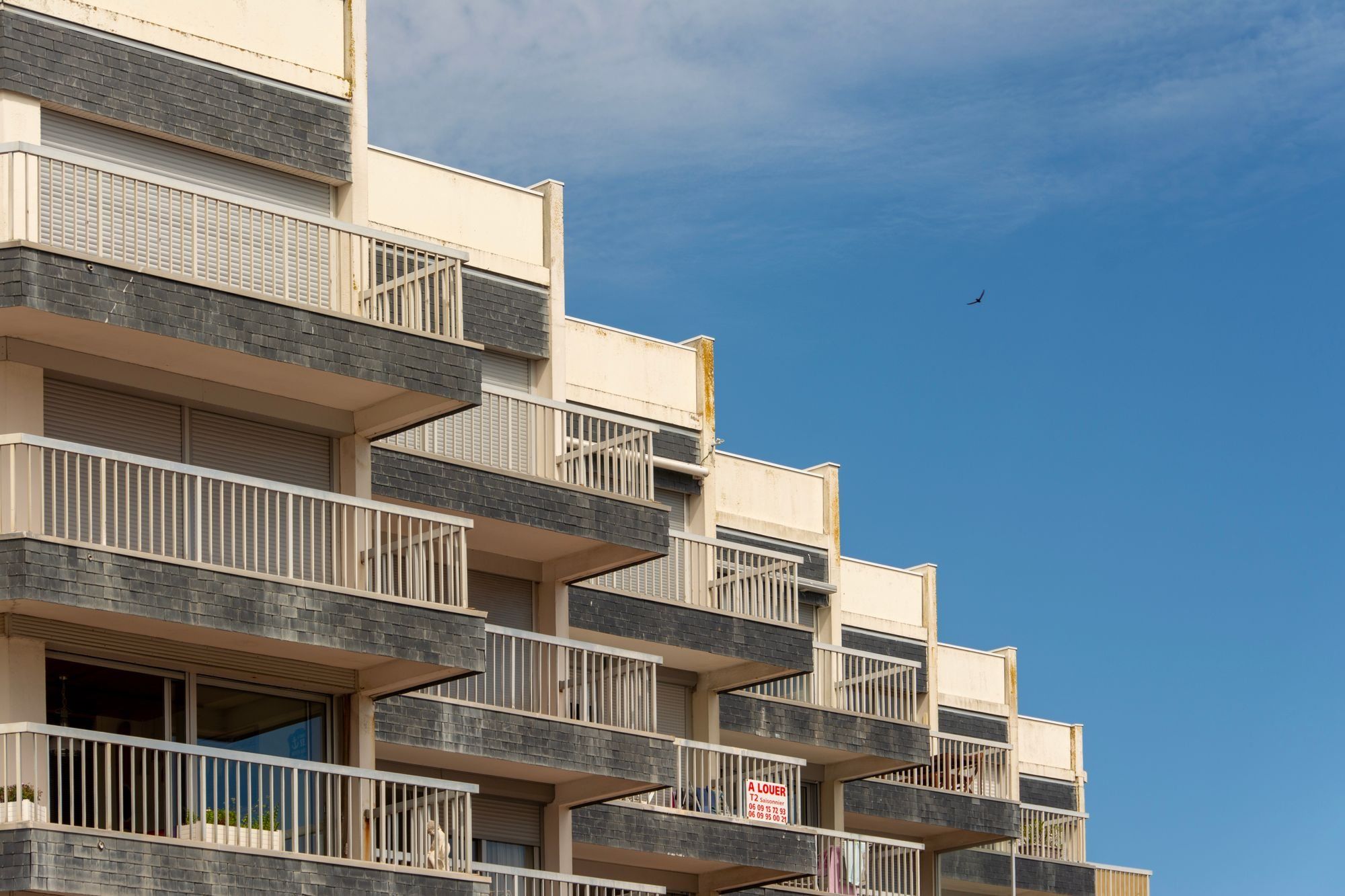 Bloque de viviendas con balcones en una calle de Alicante