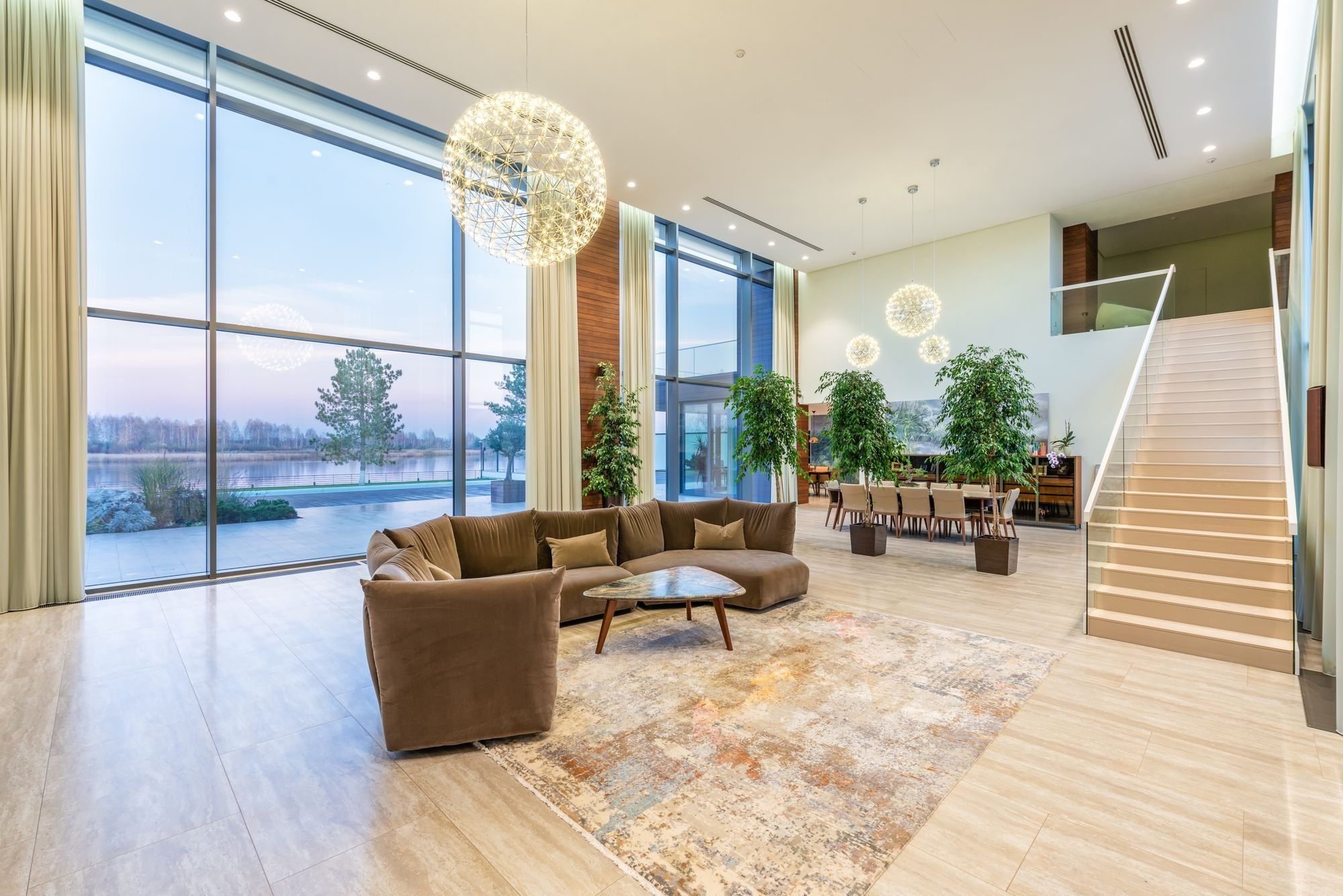 Salón con ventanal de suelo a techo en una vivienda a la venta