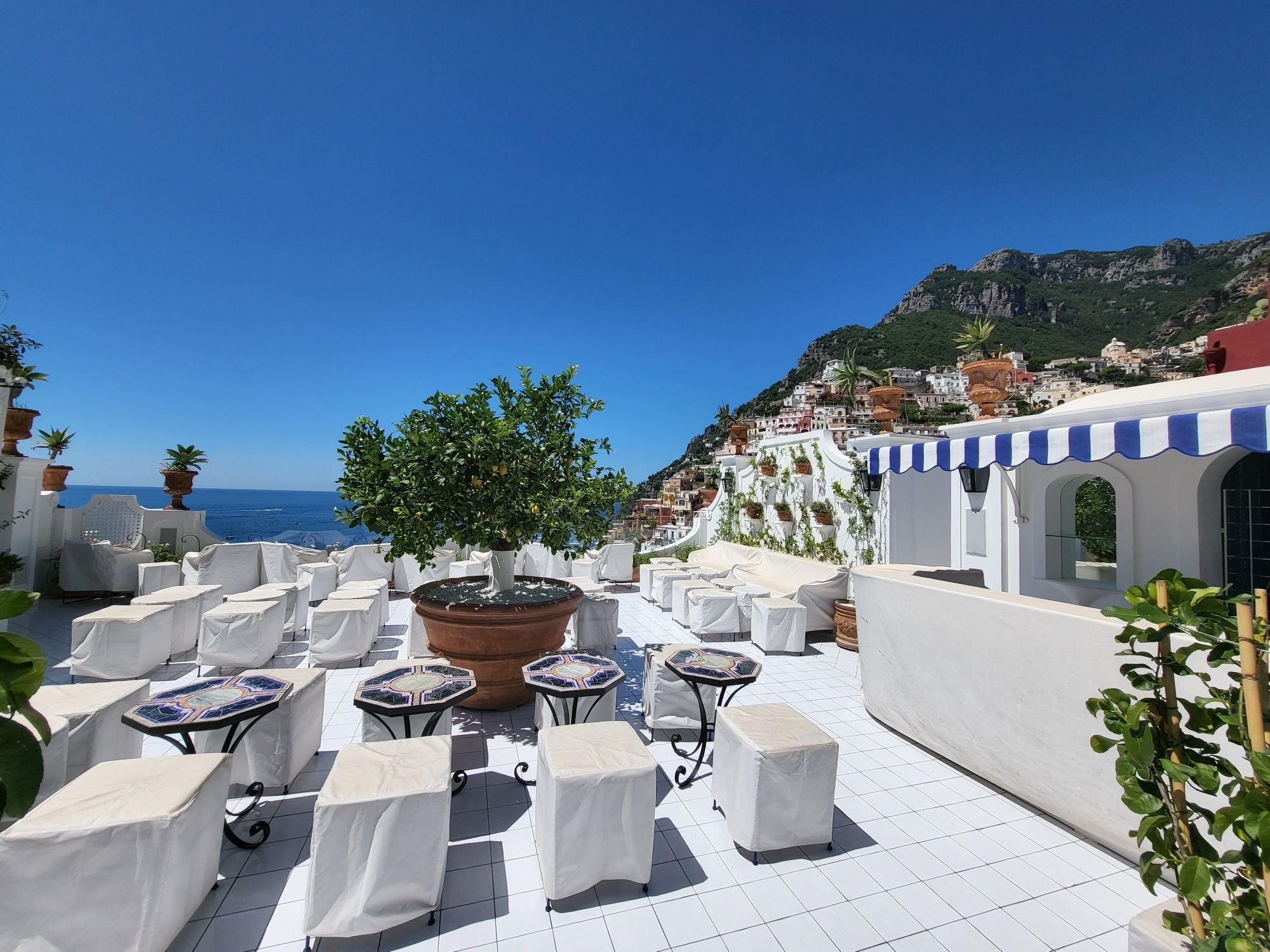 Terraza con vistas al Mediterráneo en una vivienda en alquiler